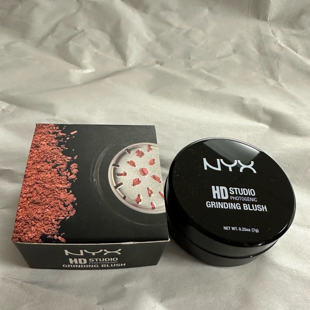 NEW in box-NYX HD Studio Photogenic Grinding Blush in Apricot **Hard to find**